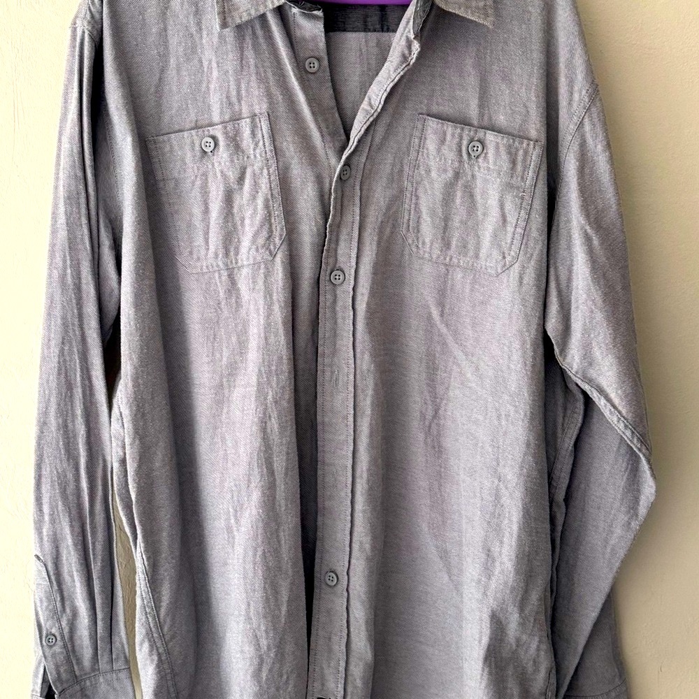 Mens XL Wrangler Long Sleeve Shirt. Very nice Gray With Two Pockets Quality Top